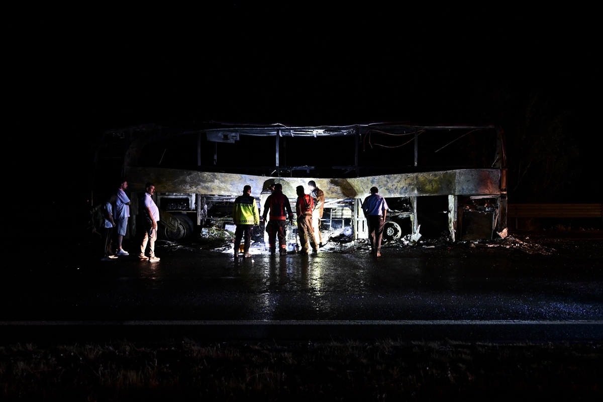 Ankara'da seyir halindeki yolcu otobüsü yandı - Kullanılamaz hale gelen otobüsteki 36 yolcu tahliye edildi - Görsel 4