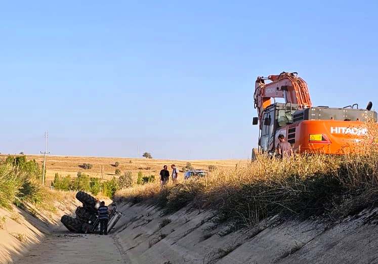  Yalıhüyük'te Traktör Kanala Devrildi: Sürücü Yaralı Kurtarıldı - Görsel 1