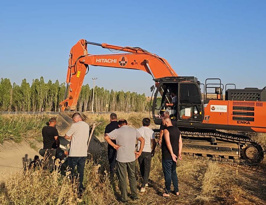  Yalıhüyük'te Traktör Kanala Devrildi: Sürücü Yaralı Kurtarıldı - Görsel 3
