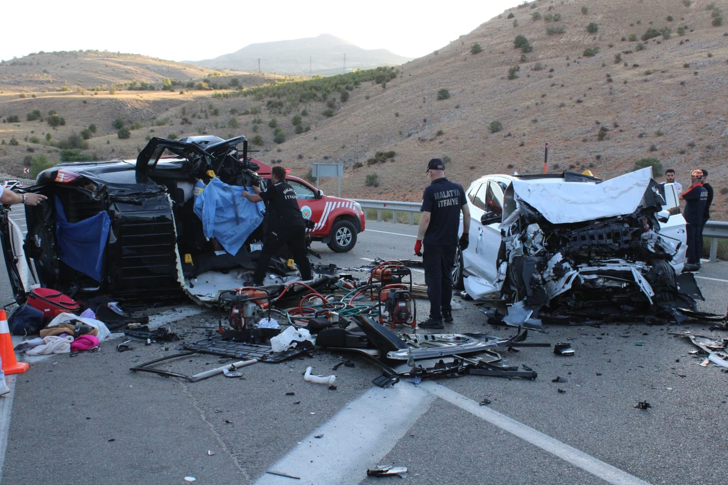 Malatya- Hafif ticari araç ile otomobil kafa kafaya çarpıştı; 4 Ölü, 2 yaralı - Görsel 1