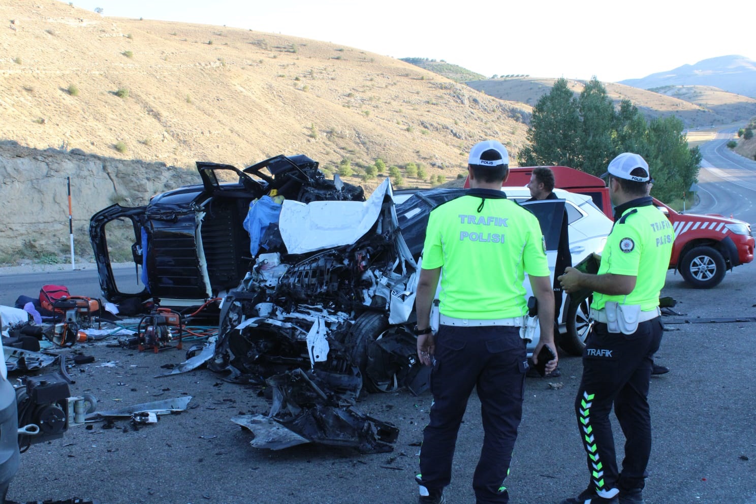 Malatya- Hafif ticari araç ile otomobil kafa kafaya çarpıştı; 4 Ölü, 2 yaralı - Görsel 3