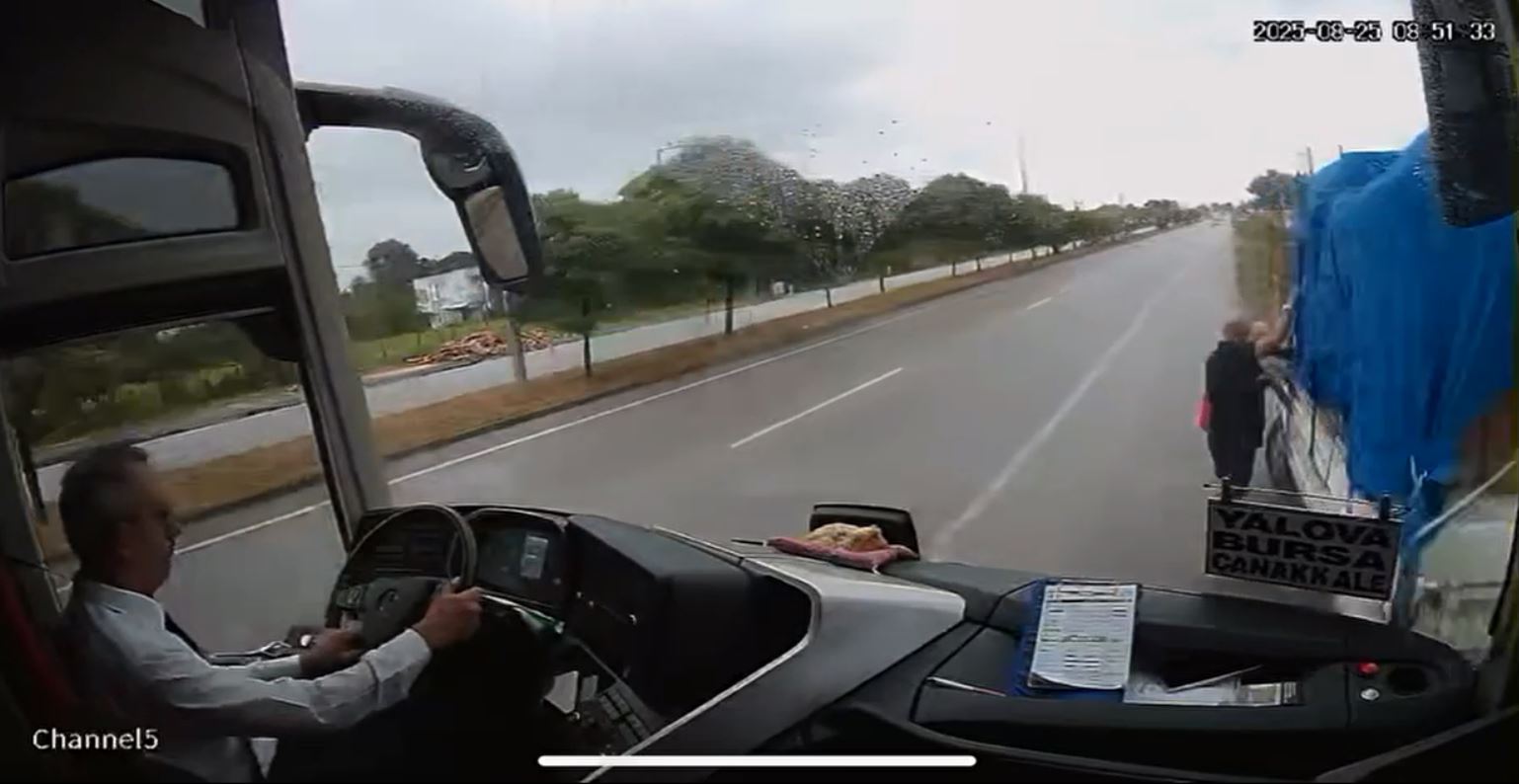 Samsun- Otobüsün kamyonete branda çekenlere çarptığı kazada ölü sayısı 2’ye çıktı; olay kamerada - Görsel 2
