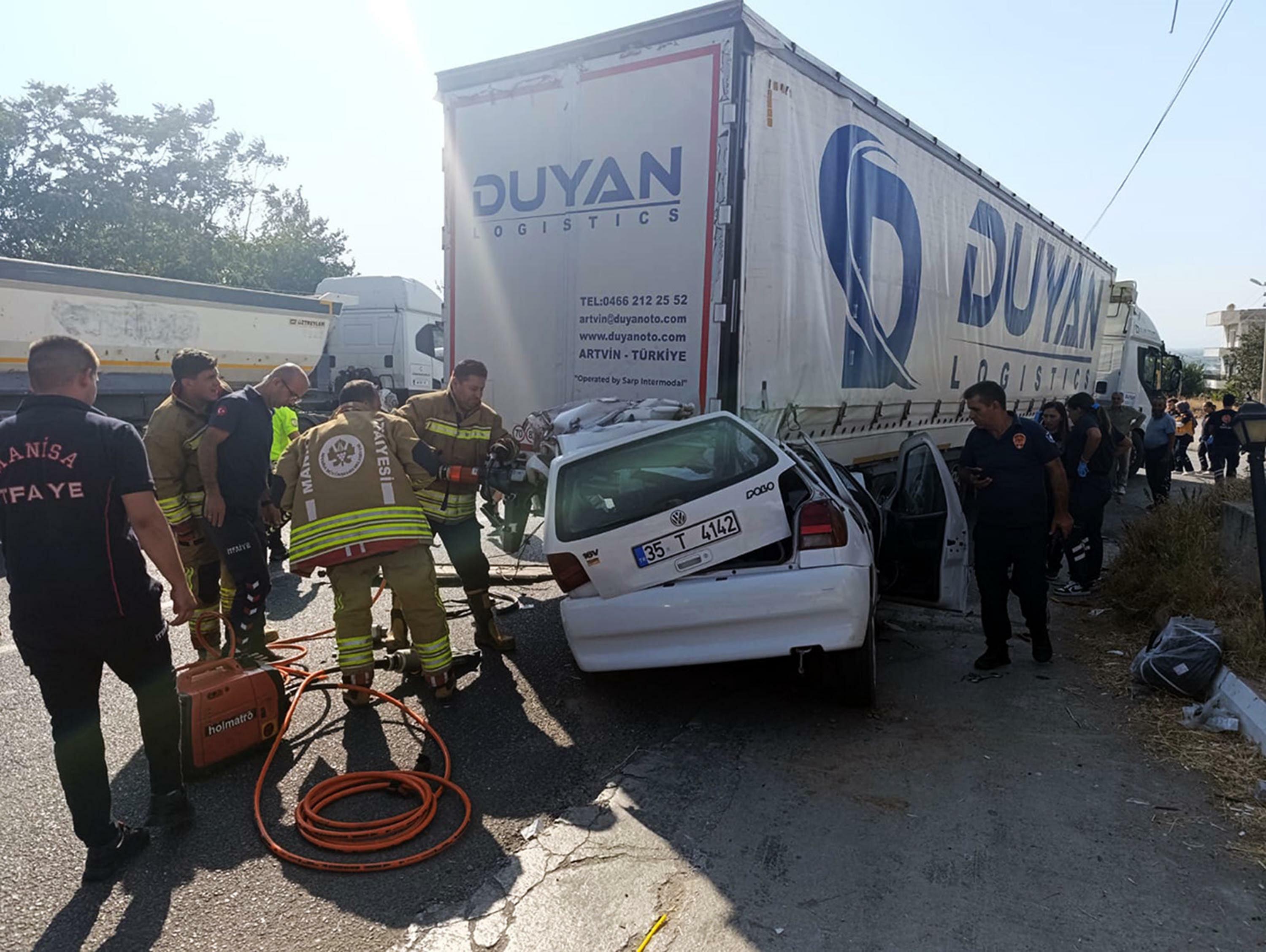 Manisa - TIR'a çarpan otomobildeki 2 kardeş öldü, kuzenleri ağır yaralandı - Görsel 1