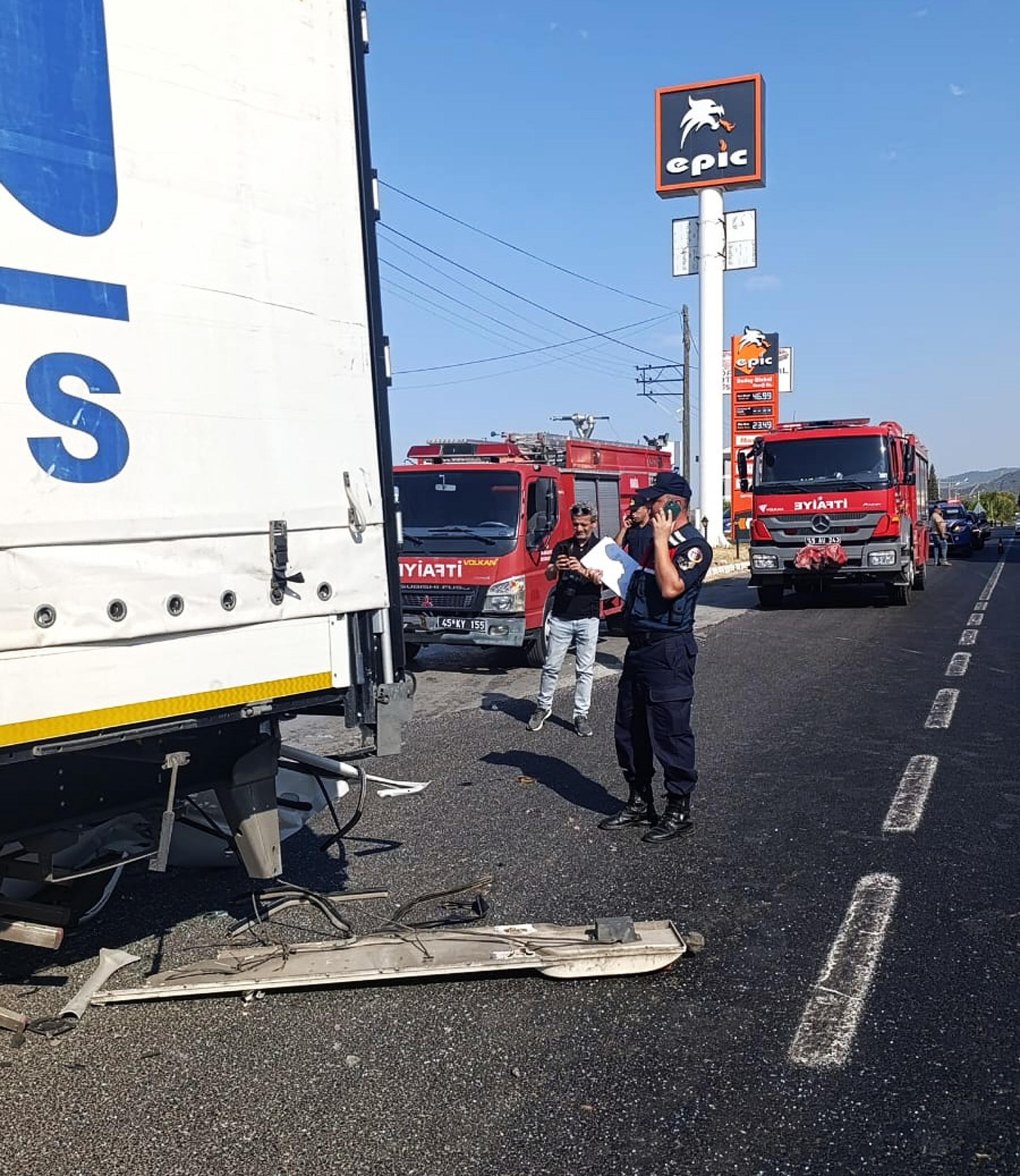 Manisa - TIR'a çarpan otomobildeki 2 kardeş öldü, kuzenleri ağır yaralandı - Görsel 2