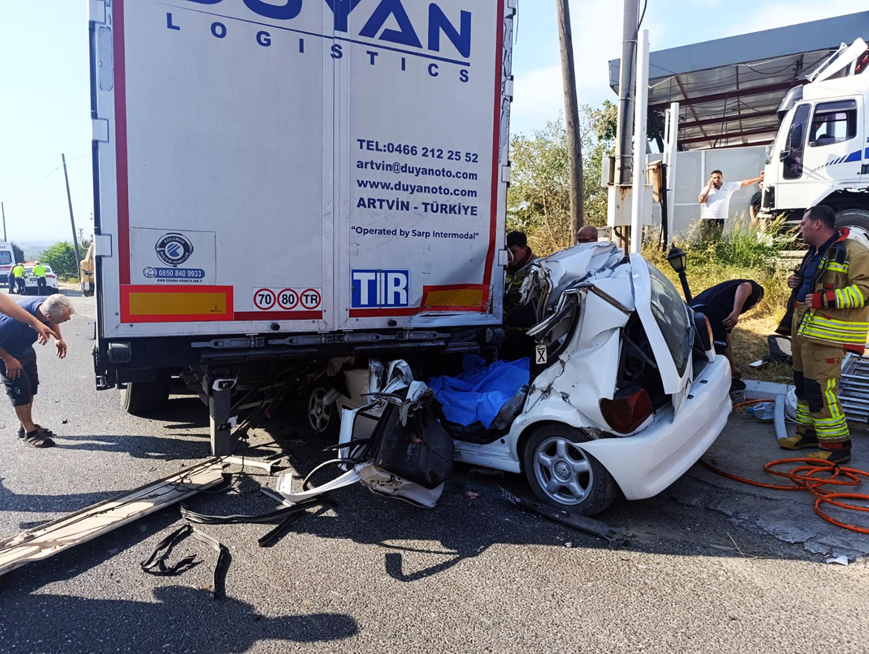 Manisa - TIR'a çarpan otomobildeki 2 kardeş öldü, kuzenleri ağır yaralandı - Görsel 5