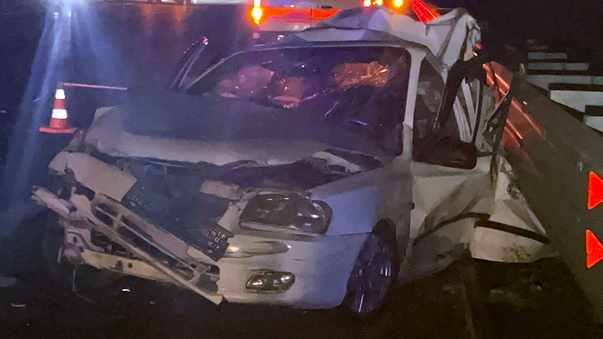 Niğde'de Korkunç Kaza: TIR, Emniyet Şeridindeki  Konya Plakalı Otomobile Çarptı, 3 Kişi Hayatını Kaybetti - Görsel 1