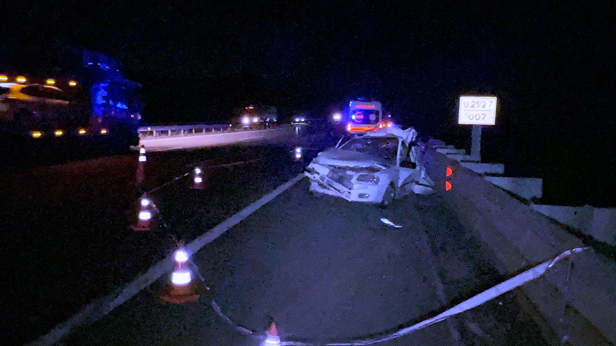 Niğde'de Korkunç Kaza: TIR, Emniyet Şeridindeki  Konya Plakalı Otomobile Çarptı, 3 Kişi Hayatını Kaybetti - Görsel 2