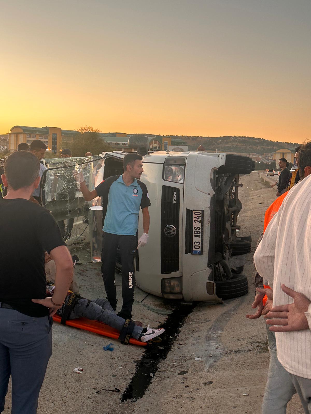 Afyonkarahisar’da otomobil ile minibüs çarpıştı: 10 yaralı - Görsel 1