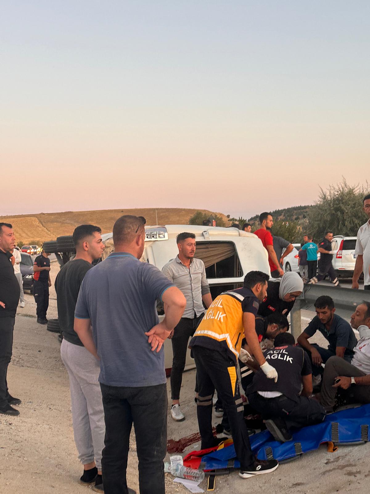 Afyonkarahisar’da otomobil ile minibüs çarpıştı: 10 yaralı - Görsel 2