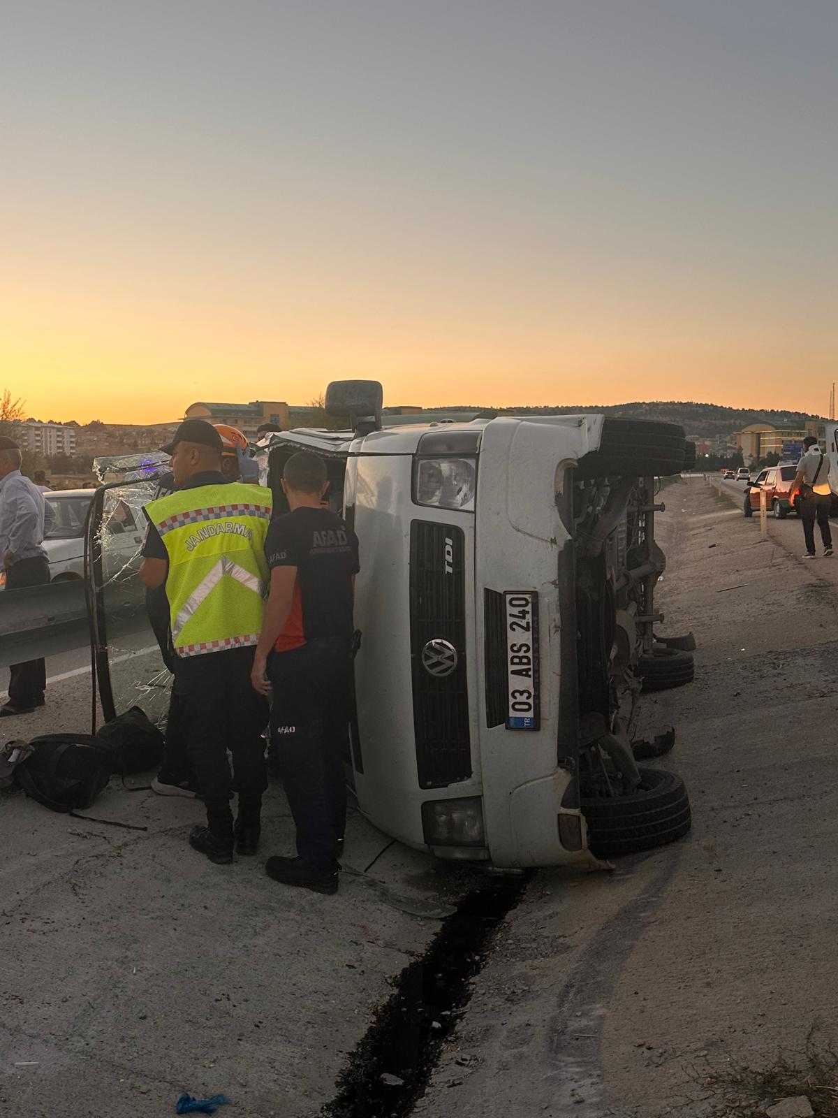 Afyonkarahisar’da otomobil ile minibüs çarpıştı: 10 yaralı - Görsel 3