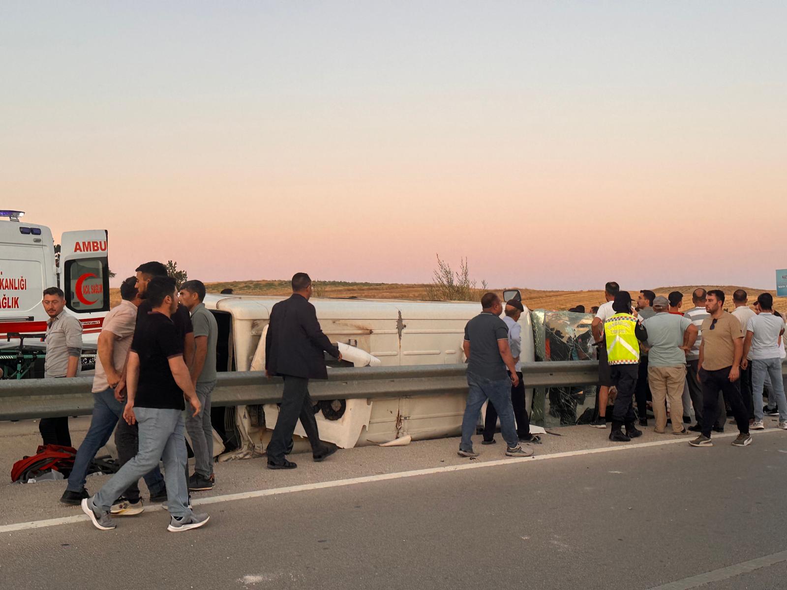 Afyonkarahisar’da otomobil ile minibüs çarpıştı: 10 yaralı - Görsel 4