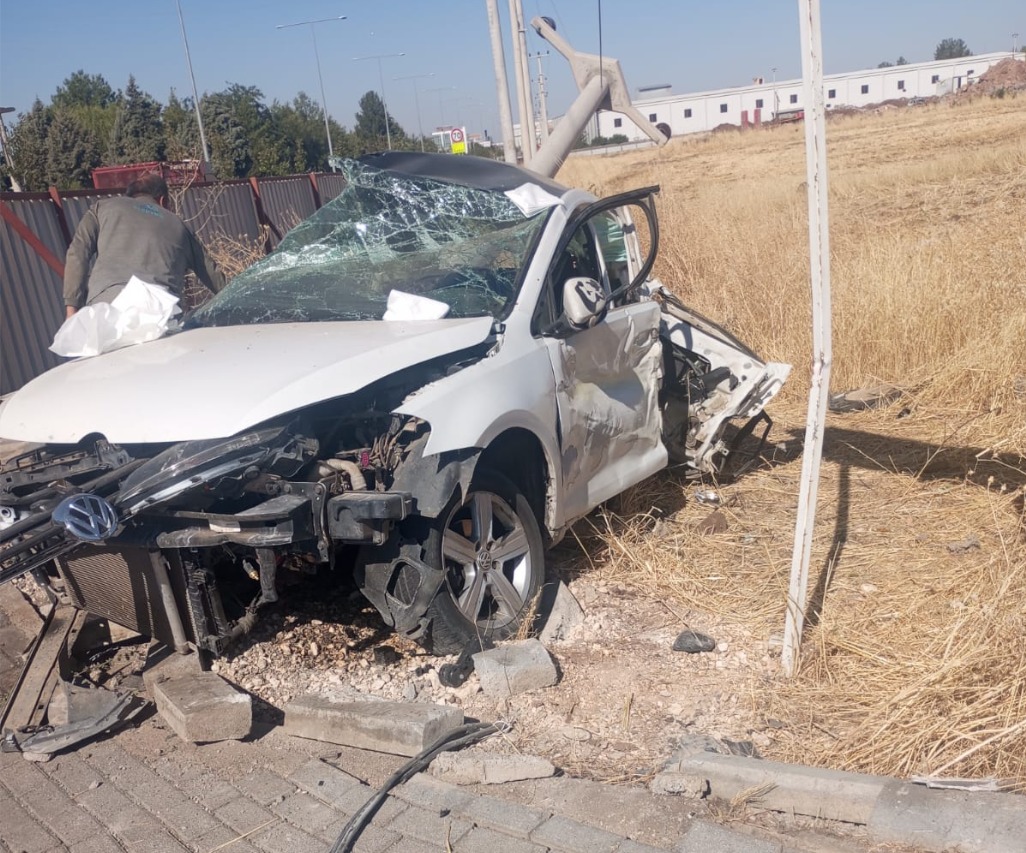 Diyarbakır'da Ehliyetsiz sürücünün kullandığı otomobil, otobüs ve direğe çarptı: 1 ölü, 1 yaralı - Görsel 3