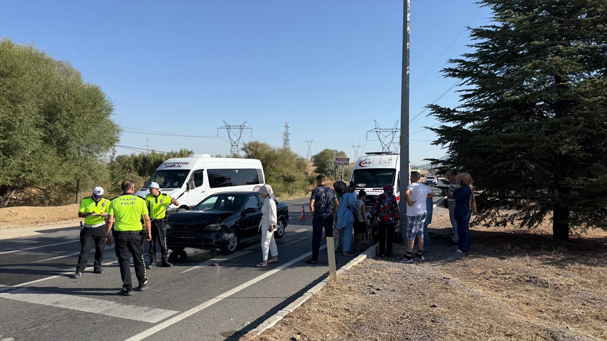 Seydişehir'de iki otomobilin çarpışması sonucu 4 kişi yaralandı - Görsel 1