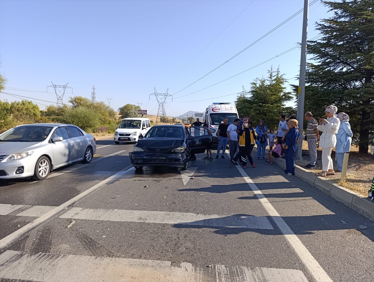 Seydişehir'de iki otomobilin çarpışması sonucu 4 kişi yaralandı - Görsel 3