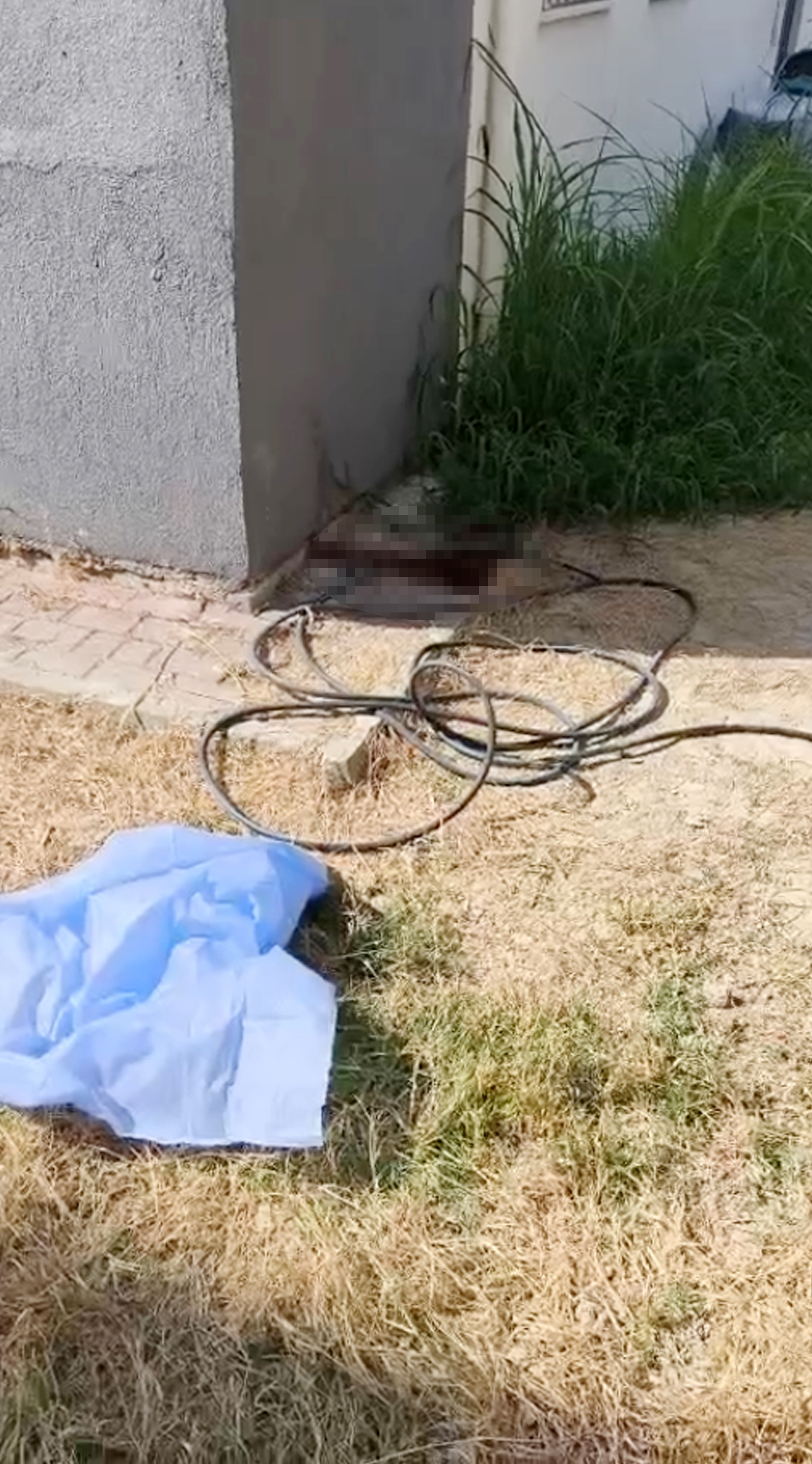  Konya'ya Ailesini  bıraktı Antalya- Anahtarını unuttuğu eve çatıdan sarkıttığı hortumla girmek isterken düşüp öldü - Görsel 2