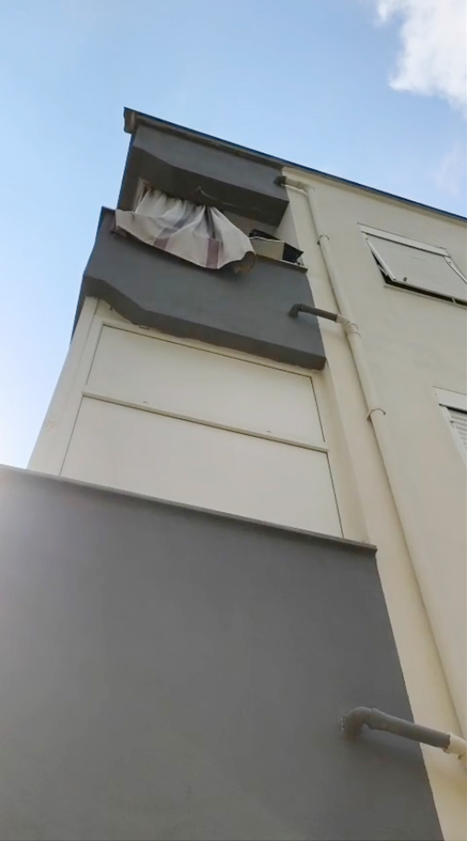  Konya'ya Ailesini  bıraktı Antalya- Anahtarını unuttuğu eve çatıdan sarkıttığı hortumla girmek isterken düşüp öldü - Görsel 4