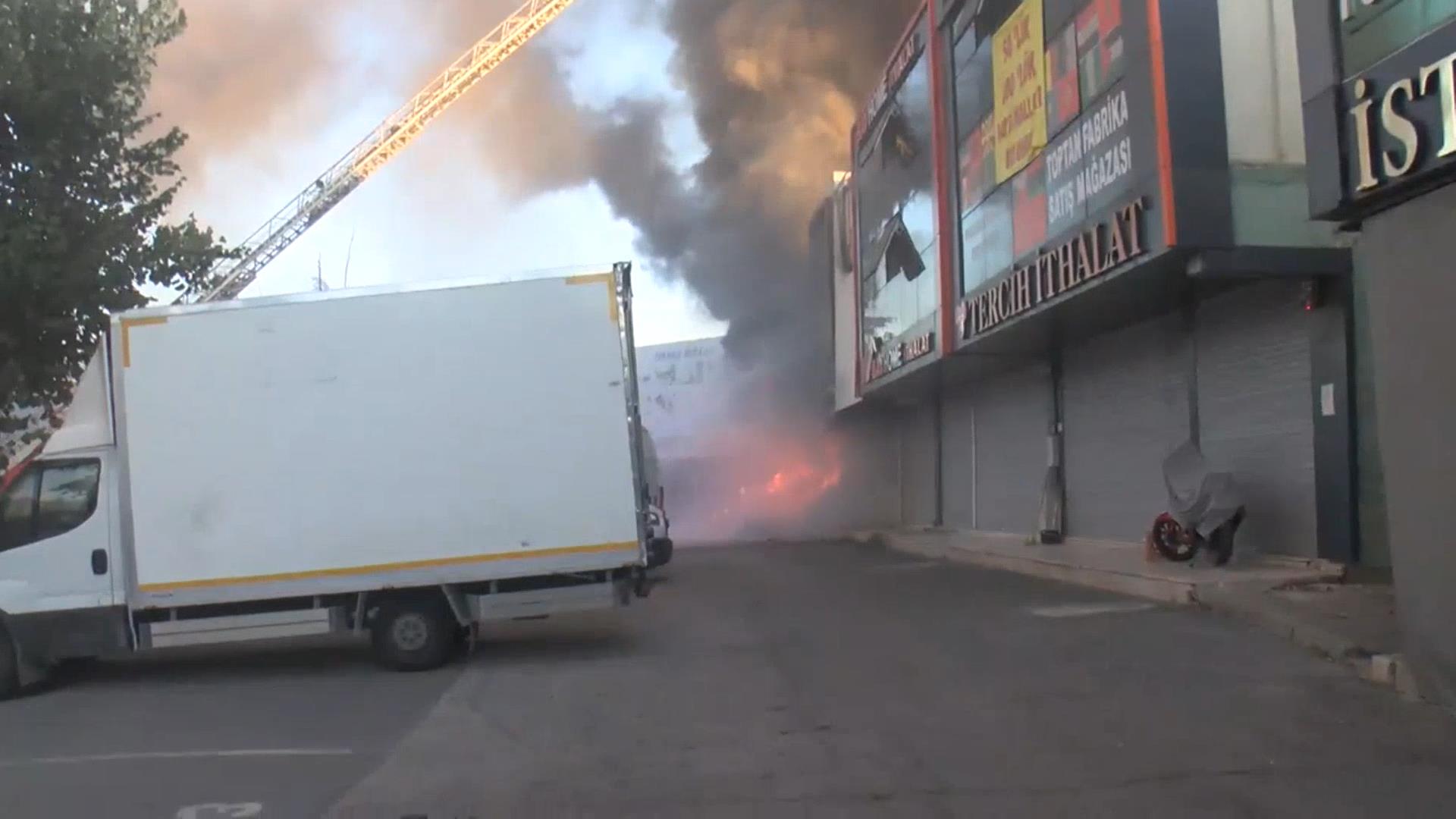 İstanbul - Bağcılar İSTOÇ'ta iş yeri yangını - Görsel 1