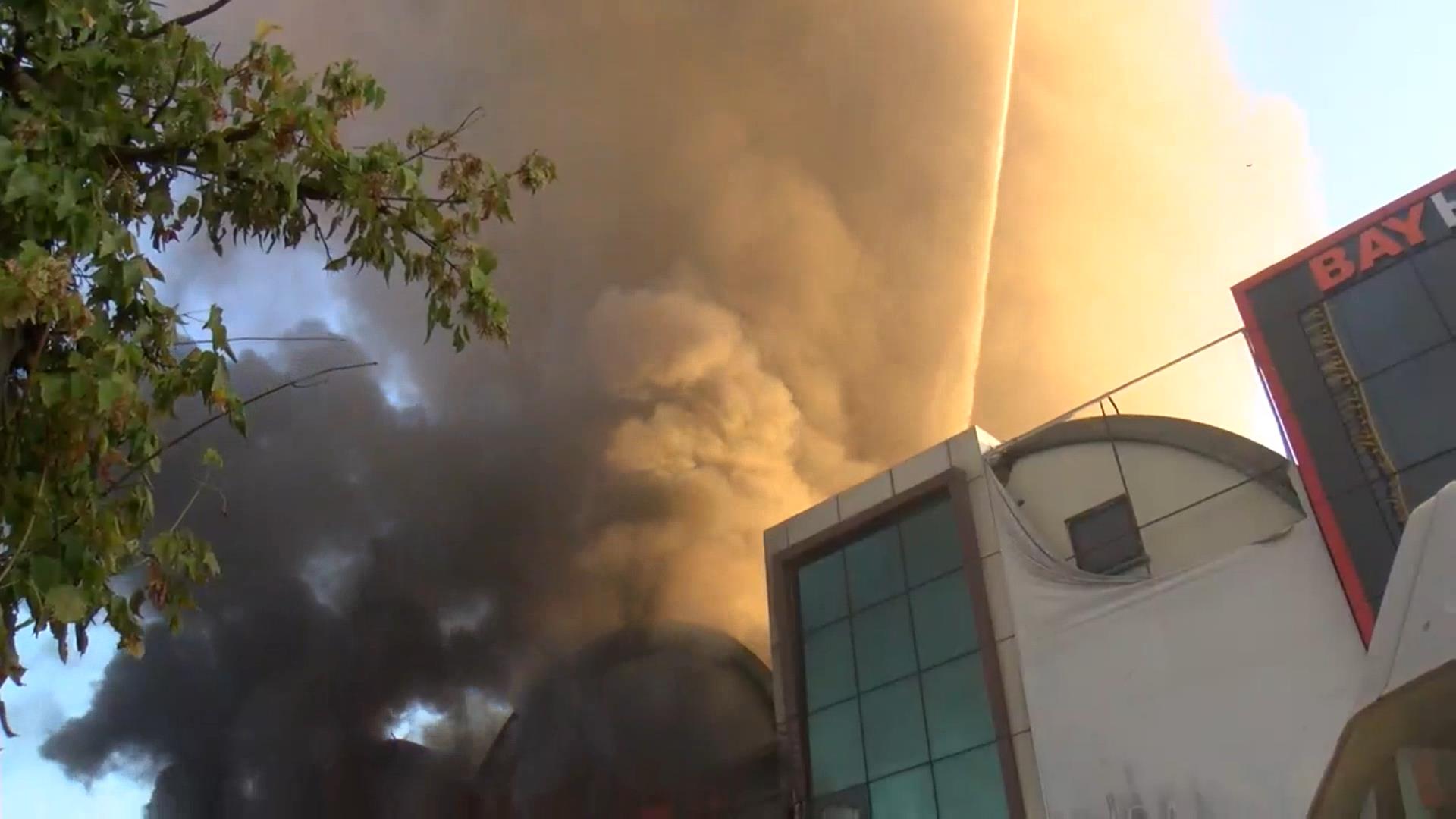 İstanbul - Bağcılar İSTOÇ'ta iş yeri yangını - Görsel 2