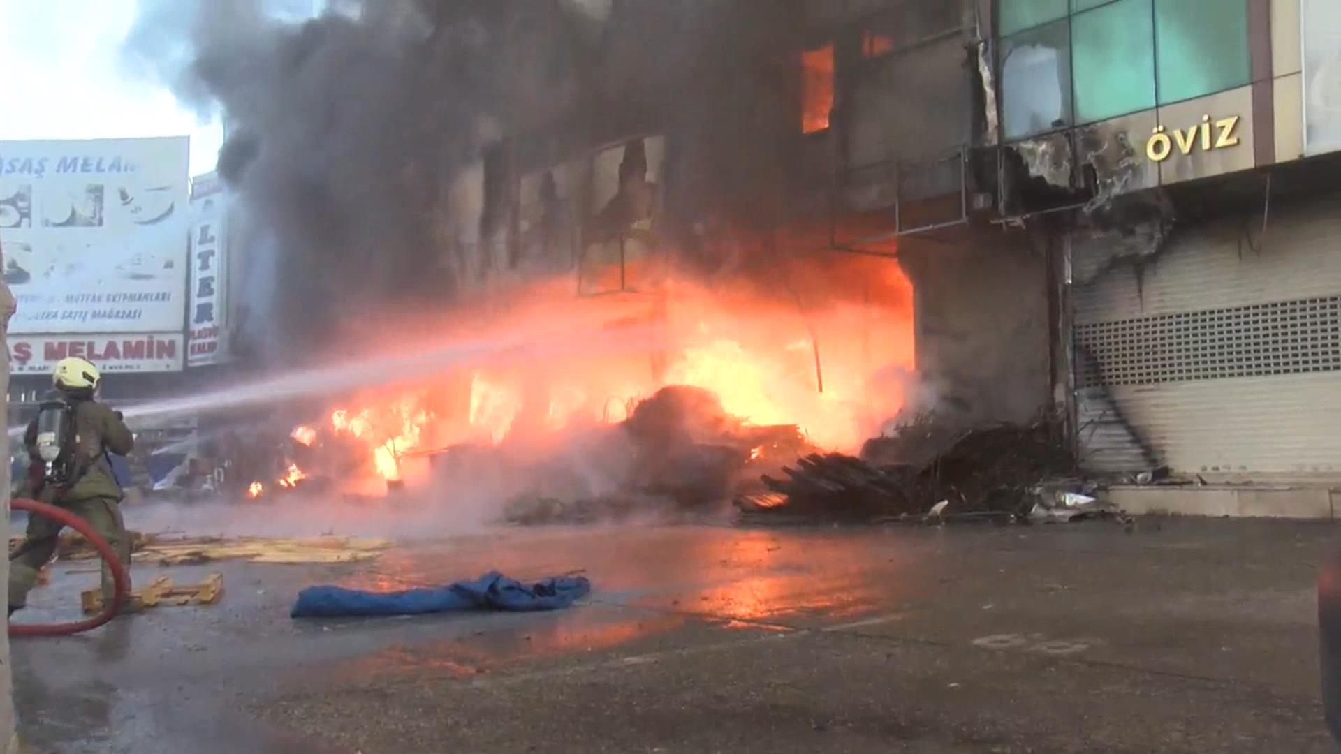 İstanbul - Bağcılar İSTOÇ'ta iş yeri yangını - Görsel 3