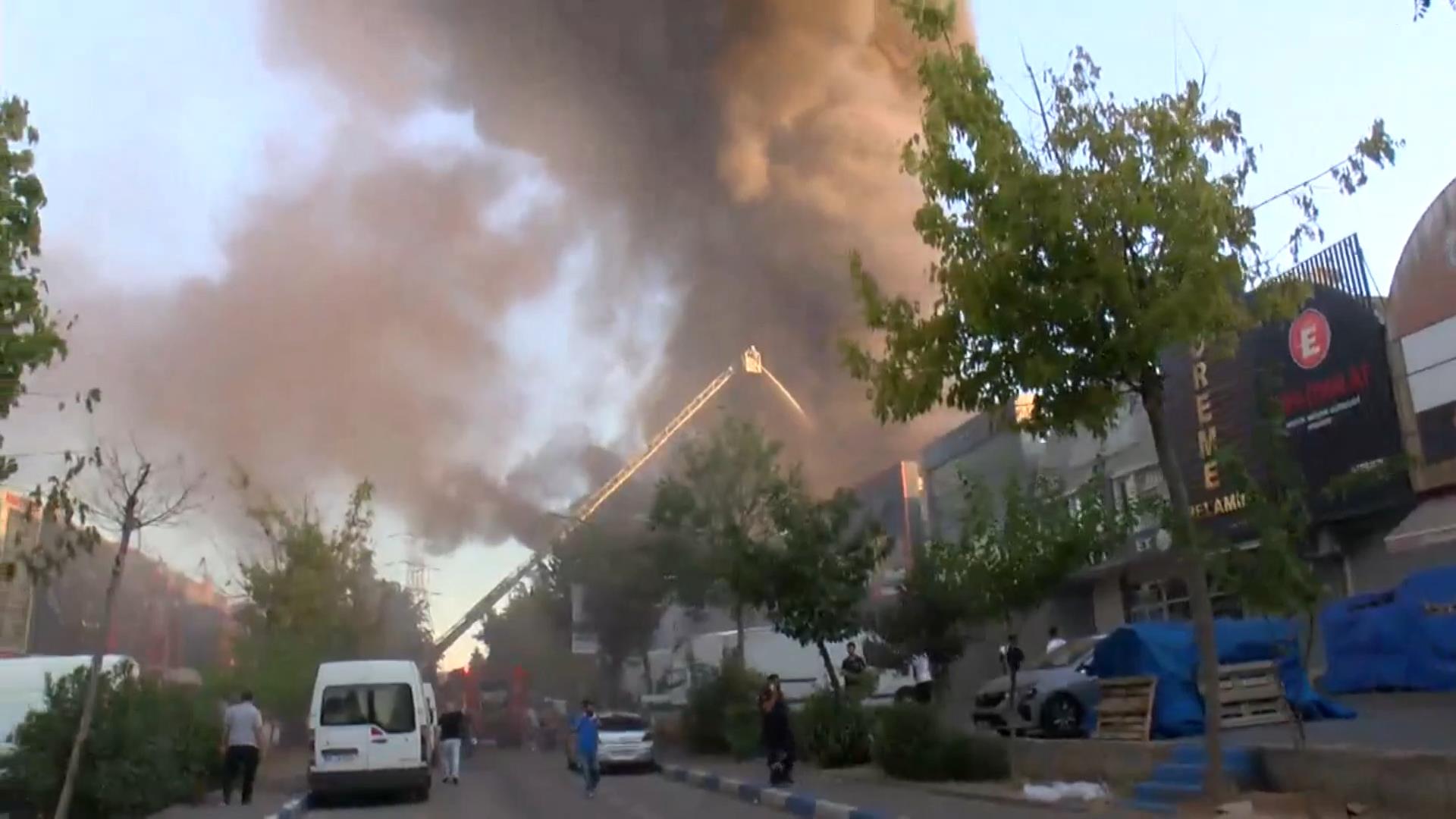 İstanbul - Bağcılar İSTOÇ'ta iş yeri yangını - Görsel 4