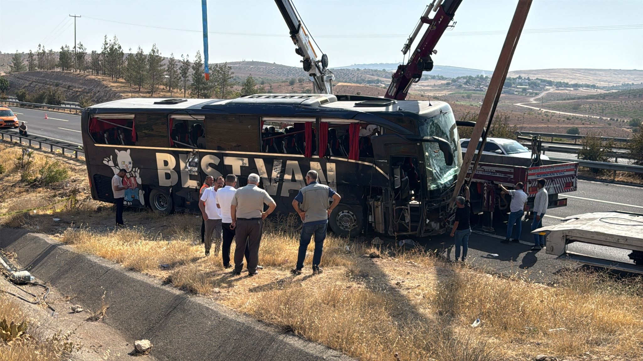 ŞANLIURFA - Suruç ilçesinde devrilen yolcu otobüsündeki 30 kişi yaralandı - Görsel 1