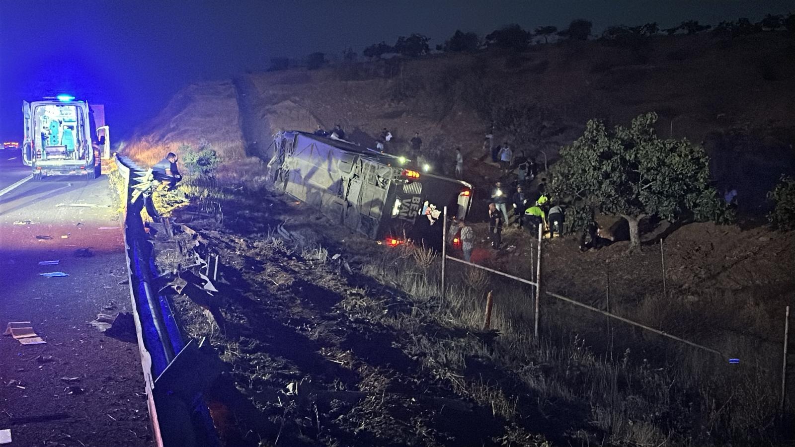 ŞANLIURFA - Suruç ilçesinde devrilen yolcu otobüsündeki 30 kişi yaralandı - Görsel 2