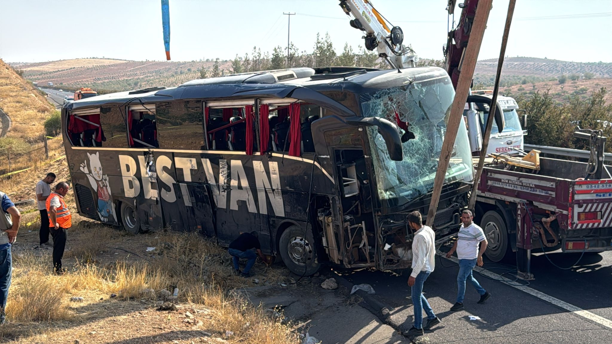 ŞANLIURFA - Suruç ilçesinde devrilen yolcu otobüsündeki 30 kişi yaralandı - Görsel 5
