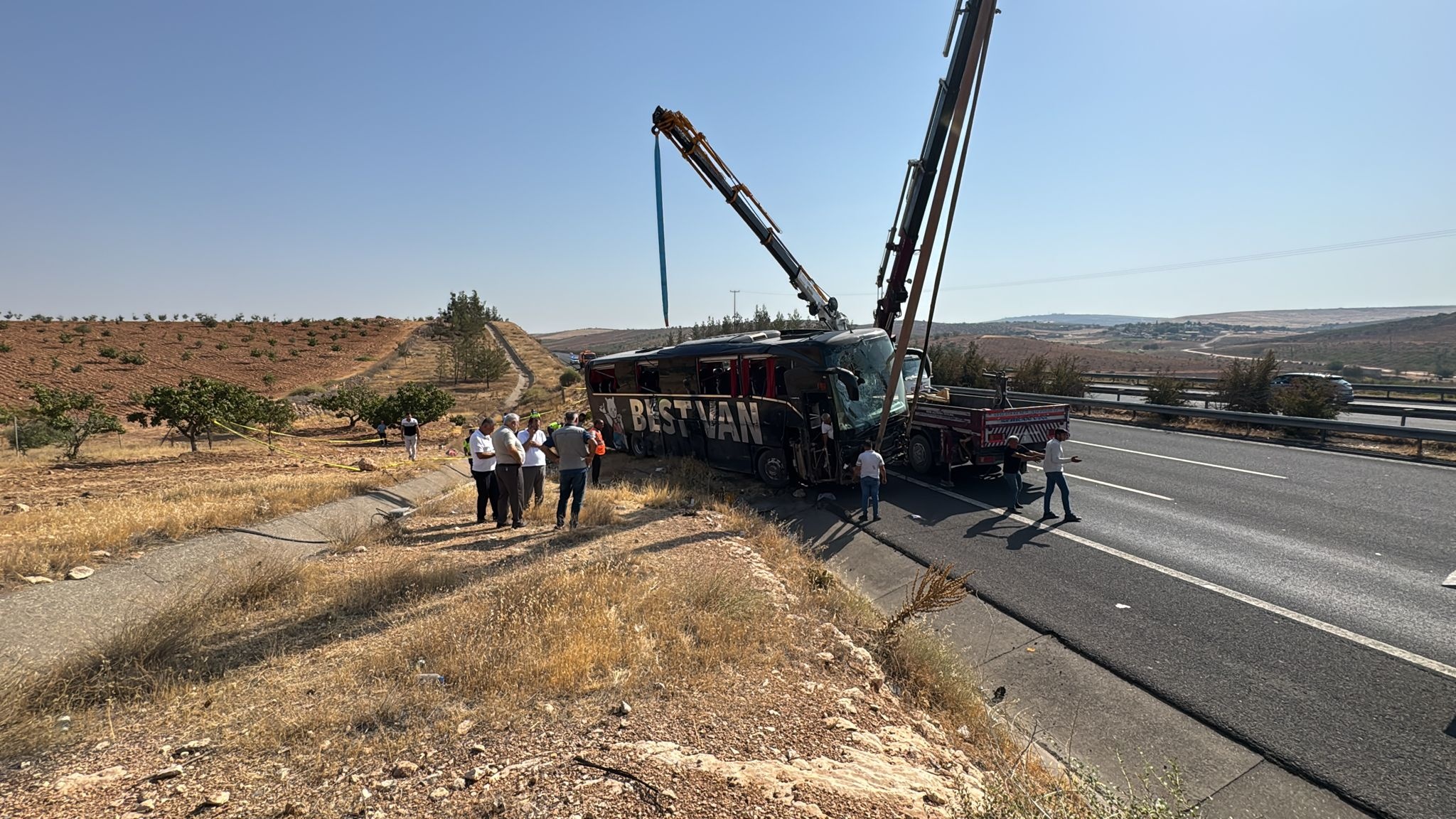 ŞANLIURFA - Suruç ilçesinde devrilen yolcu otobüsündeki 30 kişi yaralandı - Görsel 6