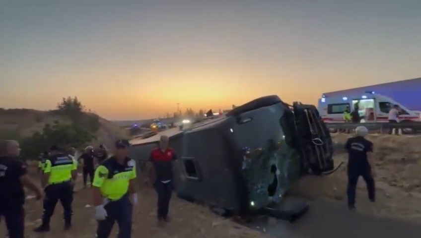 ŞANLIURFA - Suruç ilçesinde devrilen yolcu otobüsündeki 30 kişi yaralandı - Görsel 7