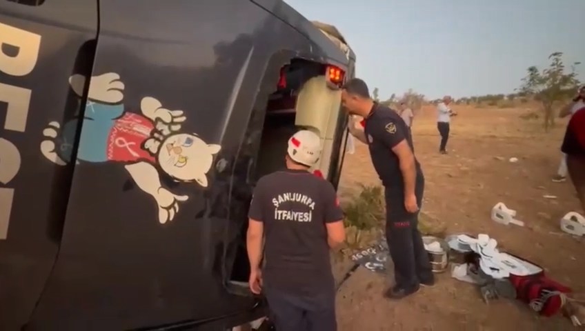 ŞANLIURFA - Suruç ilçesinde devrilen yolcu otobüsündeki 30 kişi yaralandı - Görsel 9