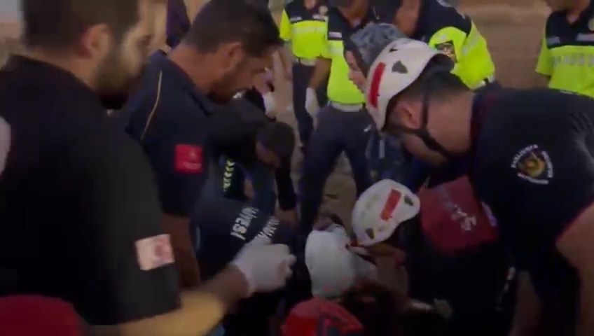 ŞANLIURFA - Suruç ilçesinde devrilen yolcu otobüsündeki 30 kişi yaralandı - Görsel 10