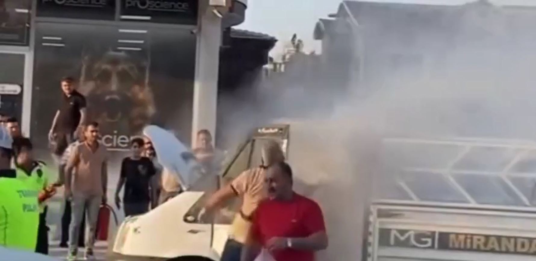 Çalkaladığı gazlı içecekle yangını söndürmeye çalıştı - Görsel 1