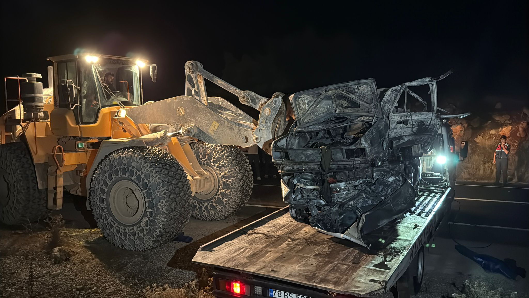 Karabük’te 2 otomobilin çarpıştığı kazada yangın çıktı; 3 ölü, 5 yaralı - Görsel 1