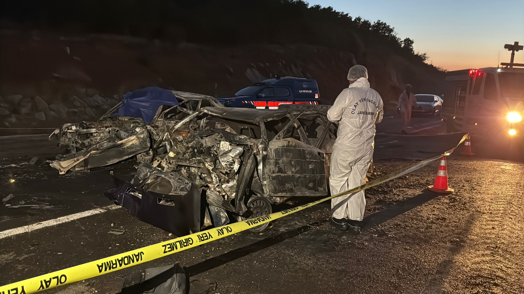 Karabük’te 2 otomobilin çarpıştığı kazada yangın çıktı; 3 ölü, 5 yaralı - Görsel 5