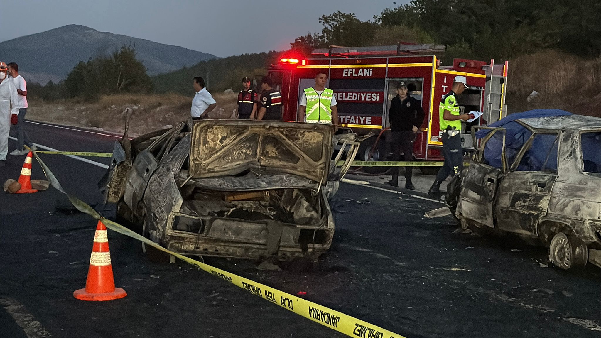 Karabük’te 2 otomobilin çarpıştığı kazada yangın çıktı; 3 ölü, 5 yaralı - Görsel 8