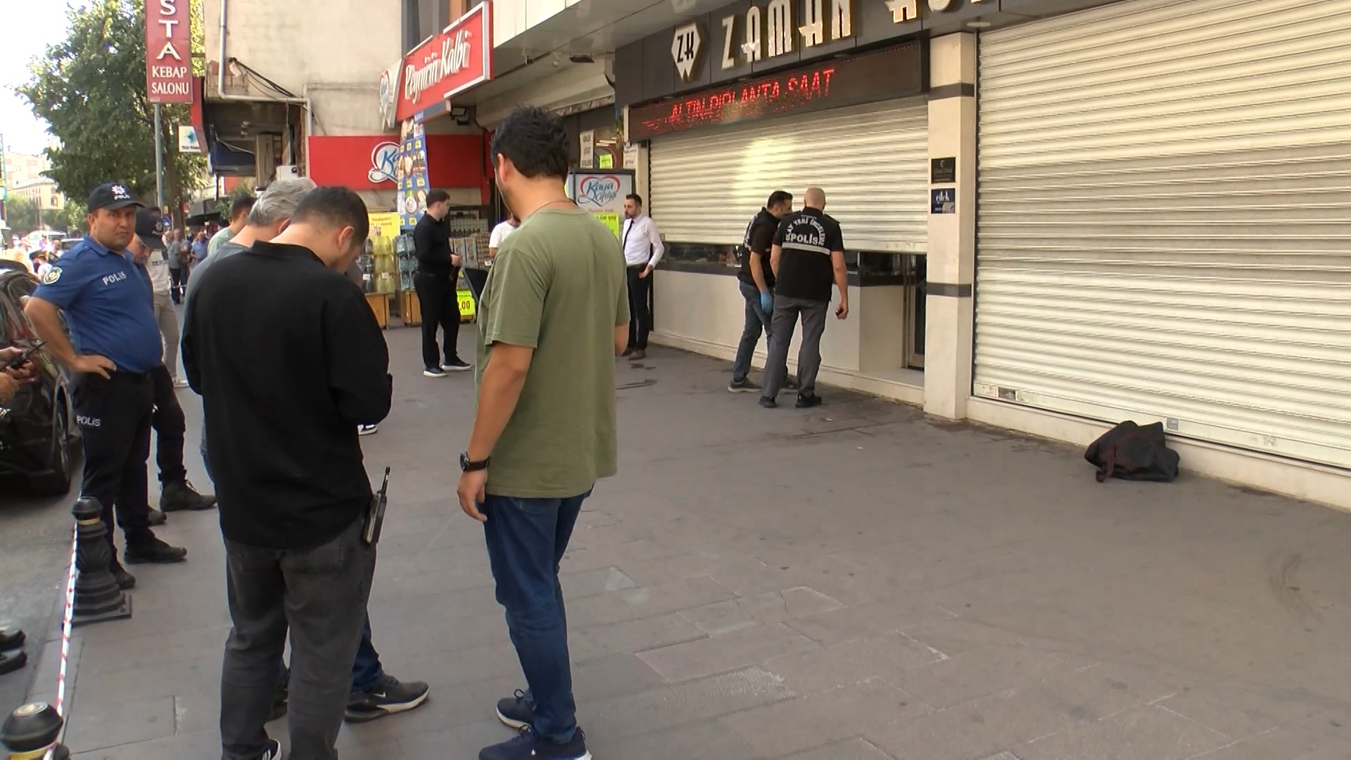 İstanbul -Bağcılar’da caddedeki kuyumcuyu güpegündüz soymaya kalktılar - Görsel 1