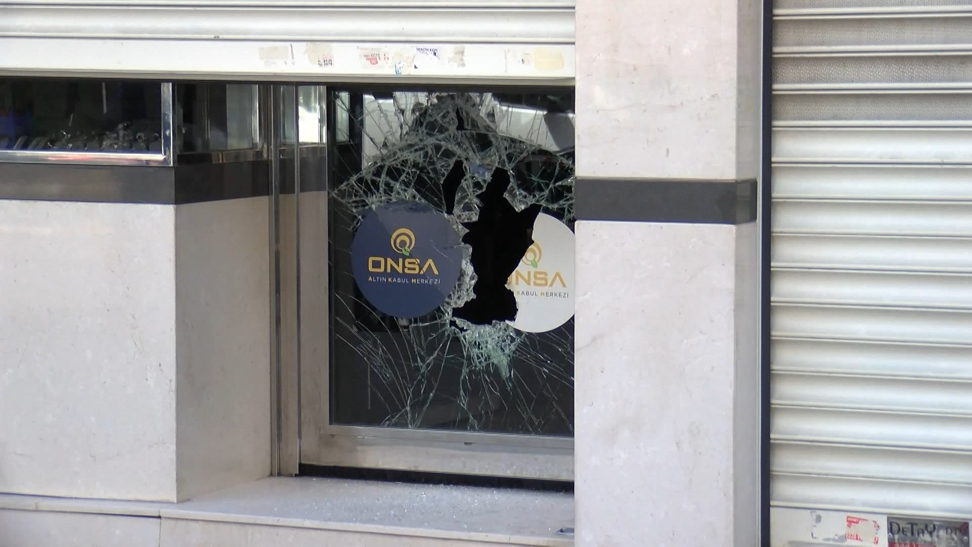 İstanbul -Bağcılar’da caddedeki kuyumcuyu güpegündüz soymaya kalktılar - Görsel 4