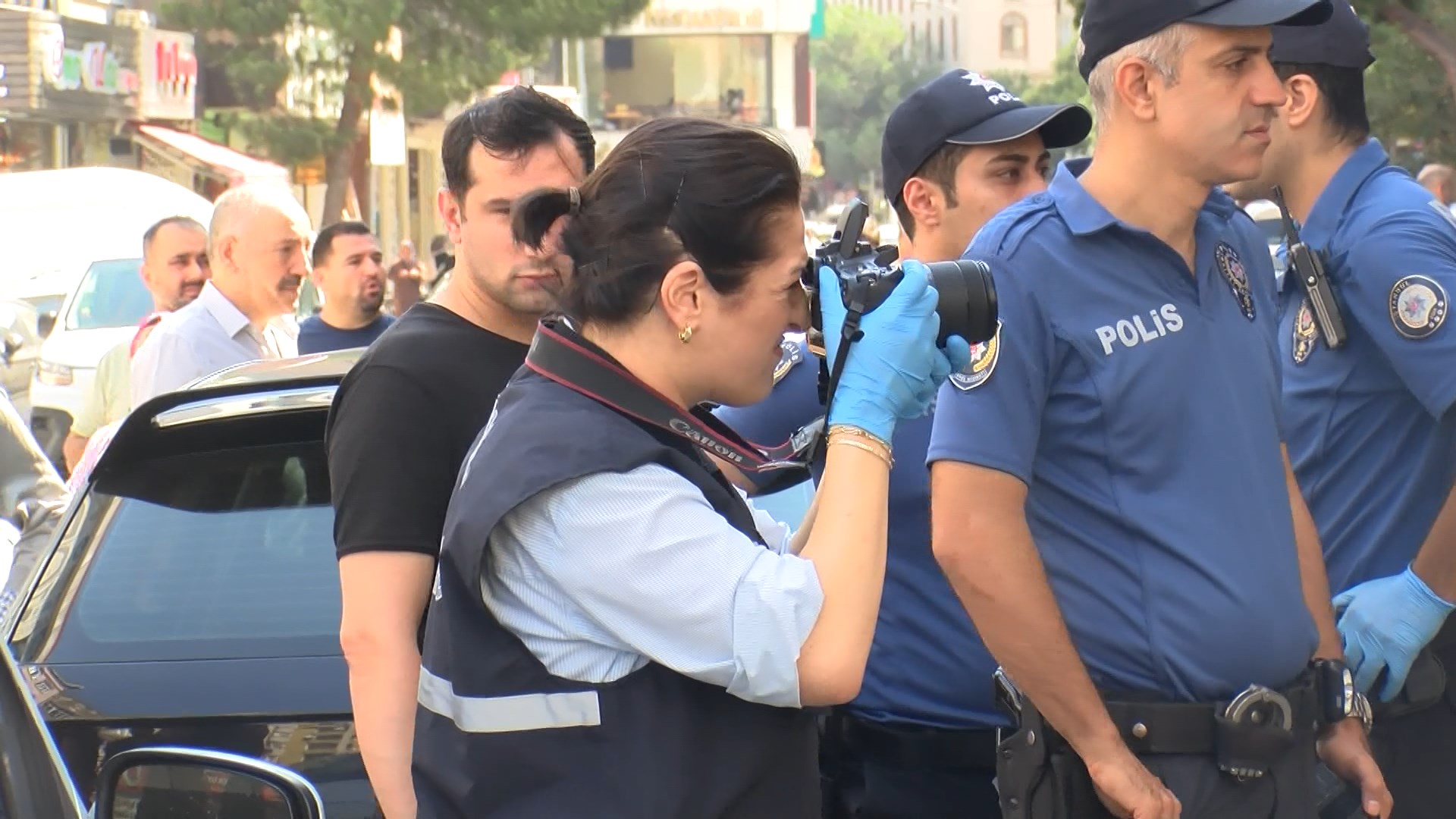 İstanbul -Bağcılar’da caddedeki kuyumcuyu güpegündüz soymaya kalktılar - Görsel 6