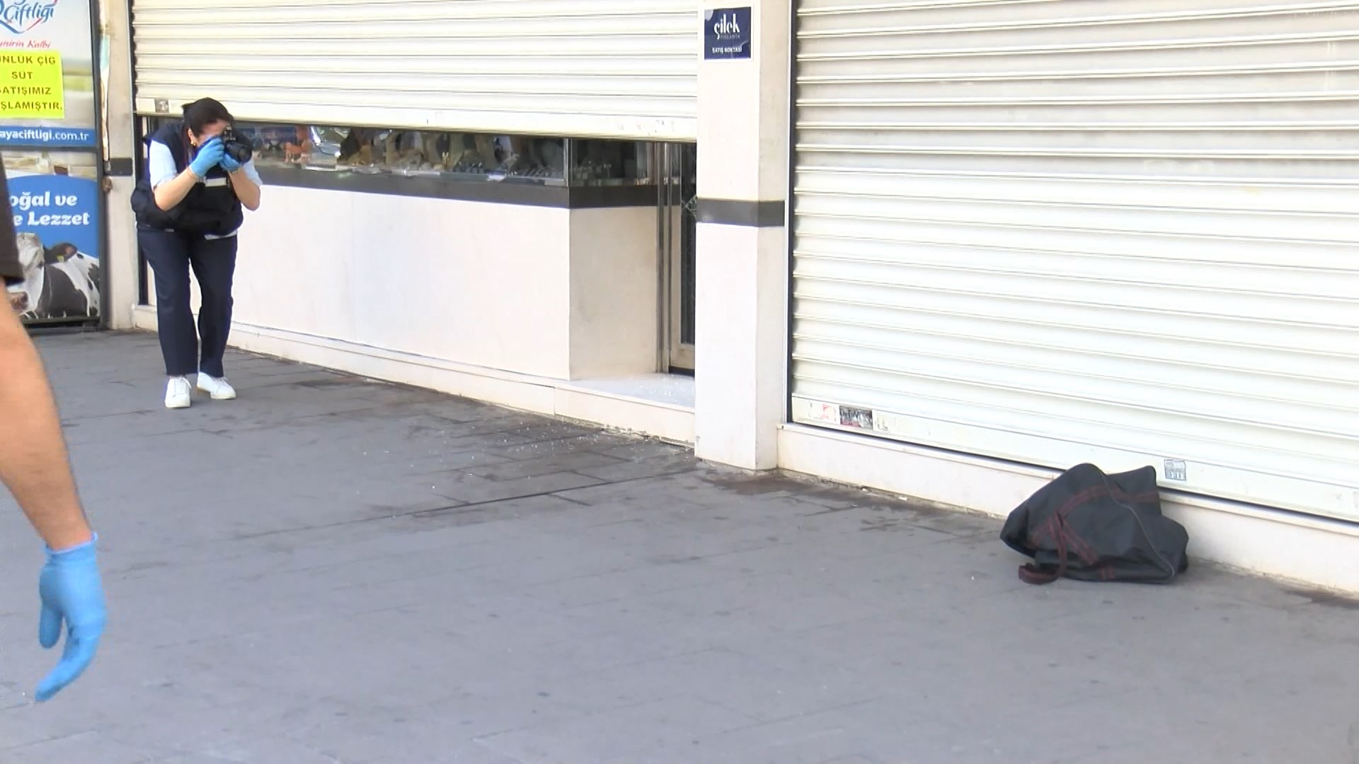 İstanbul -Bağcılar’da caddedeki kuyumcuyu güpegündüz soymaya kalktılar - Görsel 7