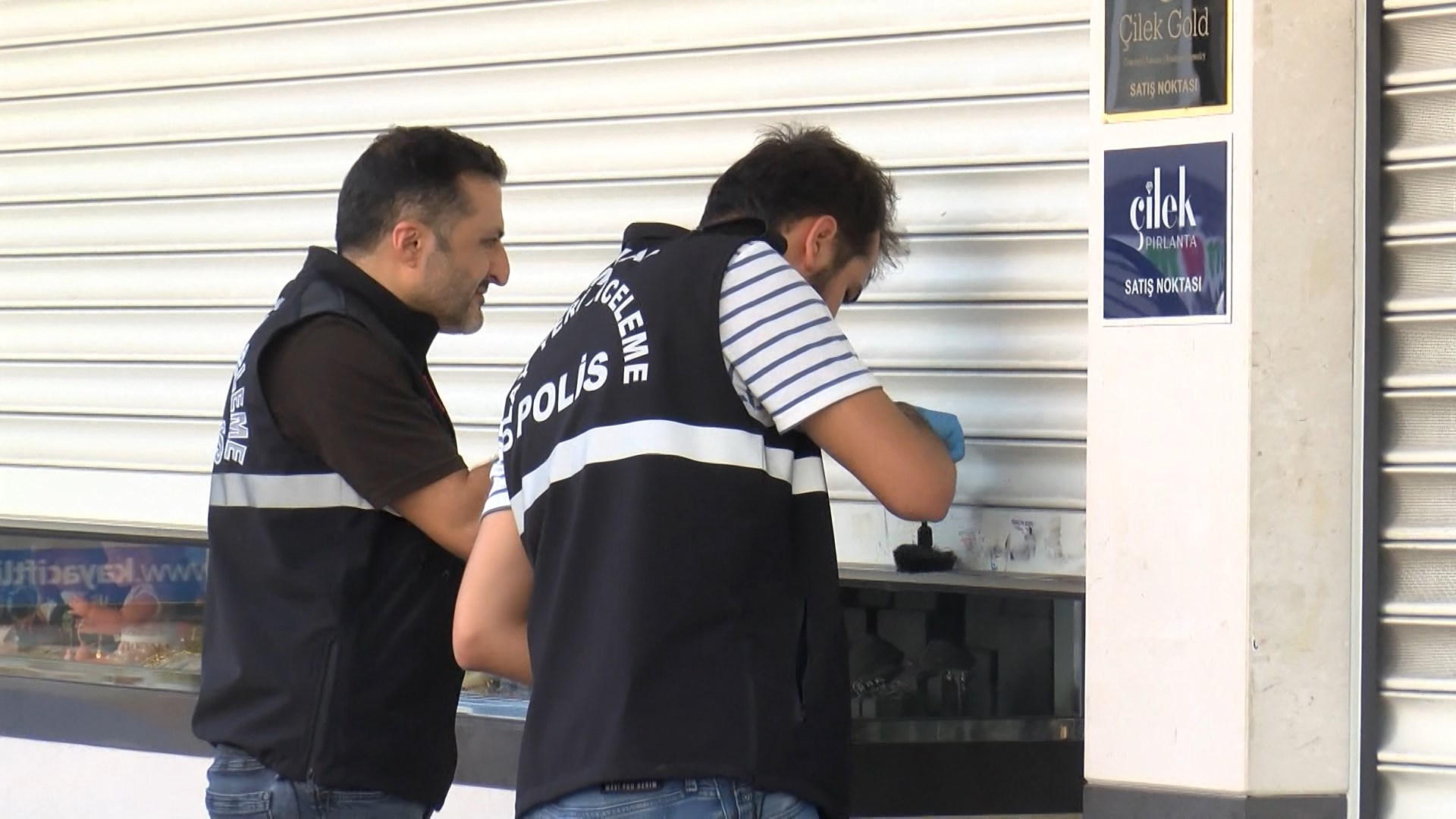 İstanbul -Bağcılar’da caddedeki kuyumcuyu güpegündüz soymaya kalktılar - Görsel 8