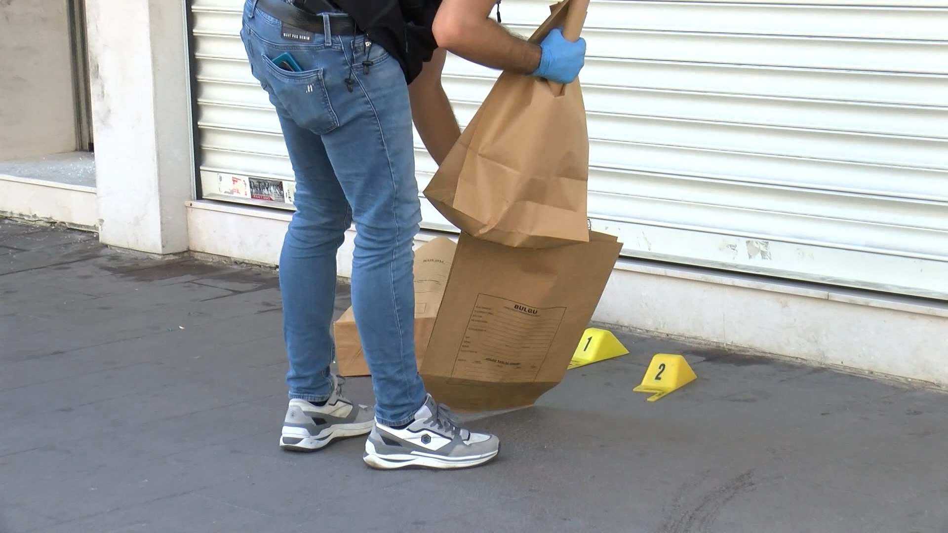 İstanbul -Bağcılar’da caddedeki kuyumcuyu güpegündüz soymaya kalktılar - Görsel 11