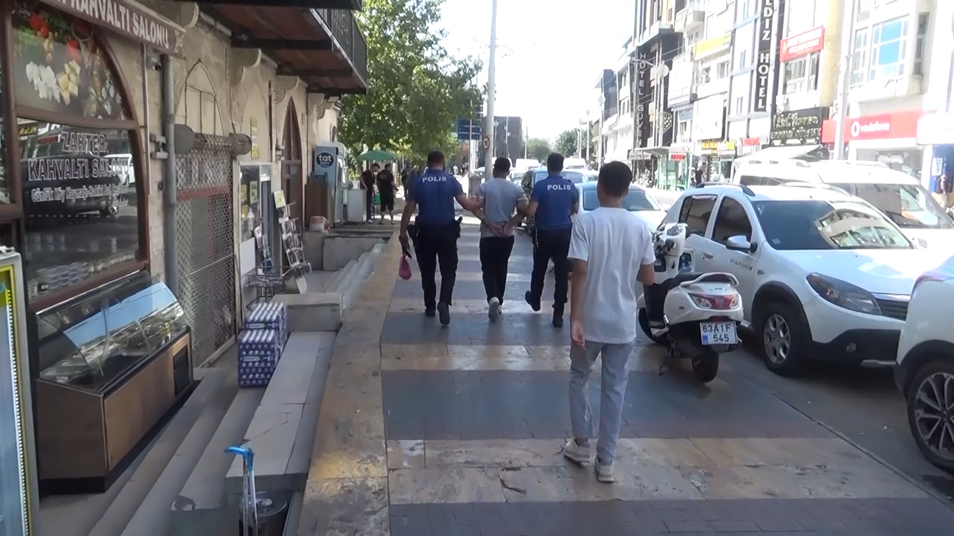 Polisleri görünce elindeki altın dolu poşeti atıp kaçmaya çalışan şüpheli yakalandı - Görsel 1