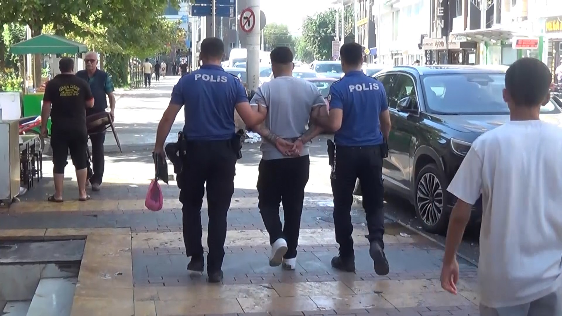 Polisleri görünce elindeki altın dolu poşeti atıp kaçmaya çalışan şüpheli yakalandı - Görsel 2