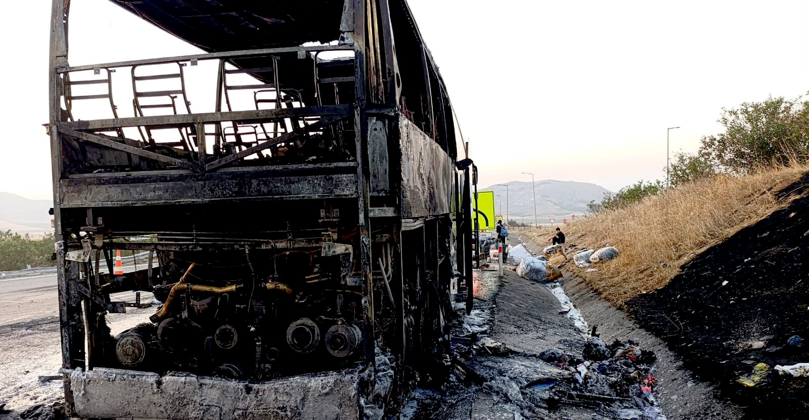 Gaziantep’te seyir halindeyken alev alan yolcu otobüsü yandı - Görsel 2