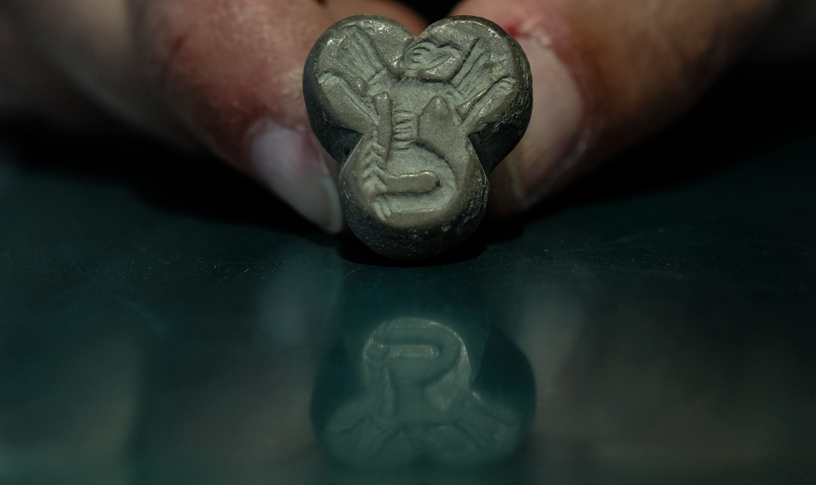 Karahöyük’te kartal başlı, insan figürlü mühür bulundu - Görsel 1