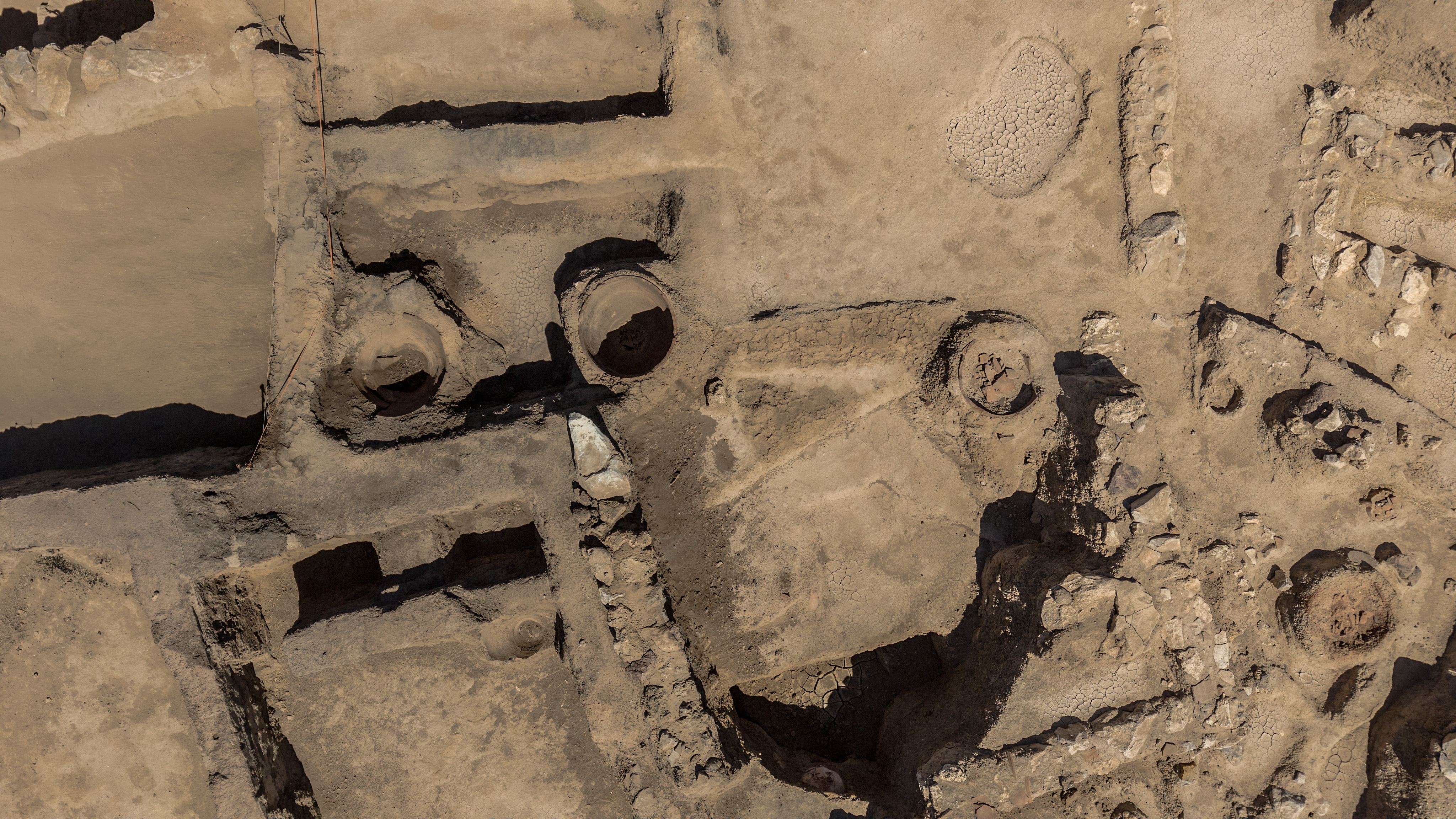 Karahöyük’te kartal başlı, insan figürlü mühür bulundu - Görsel 7