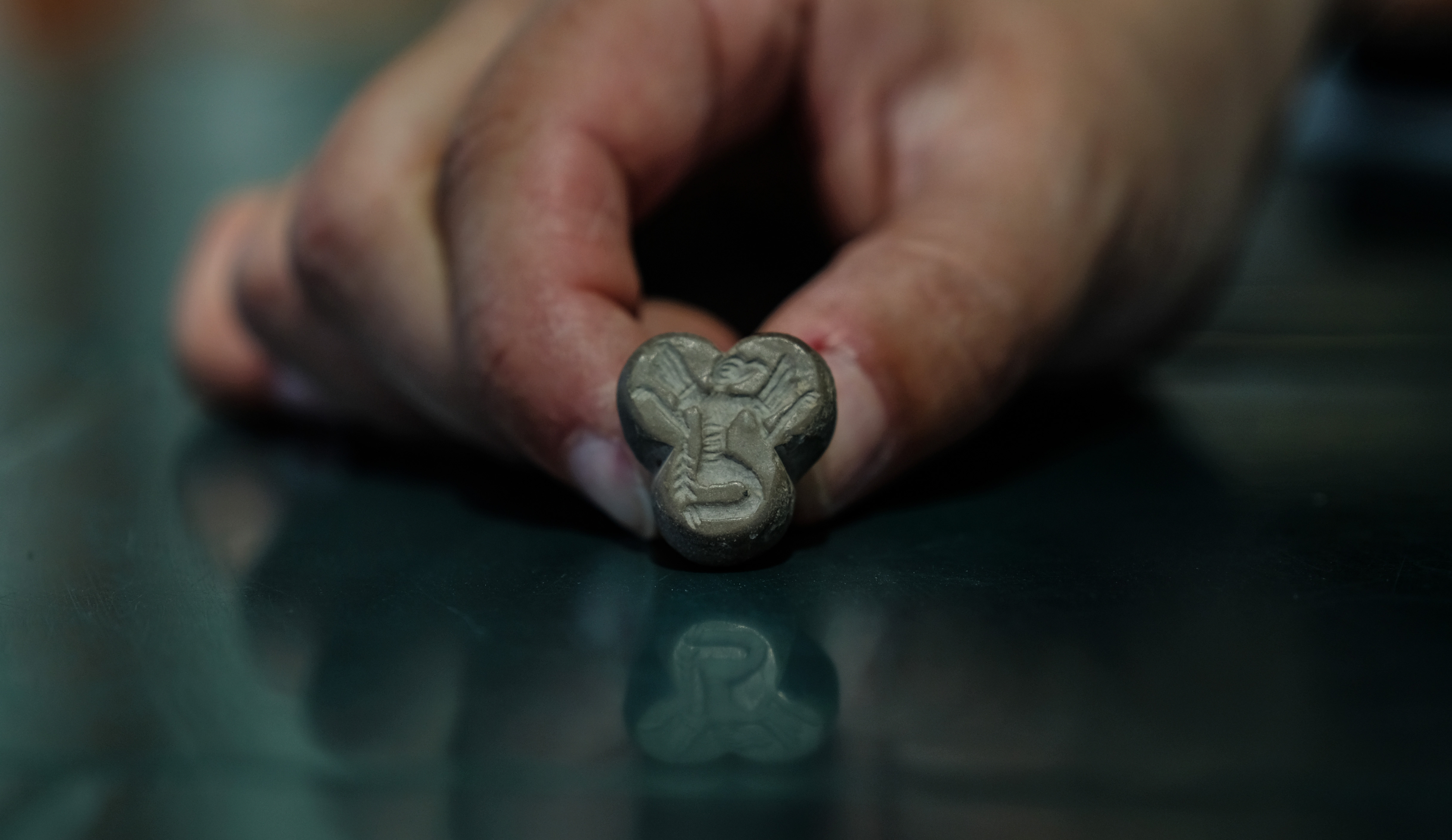 Karahöyük’te kartal başlı, insan figürlü mühür bulundu - Görsel 8