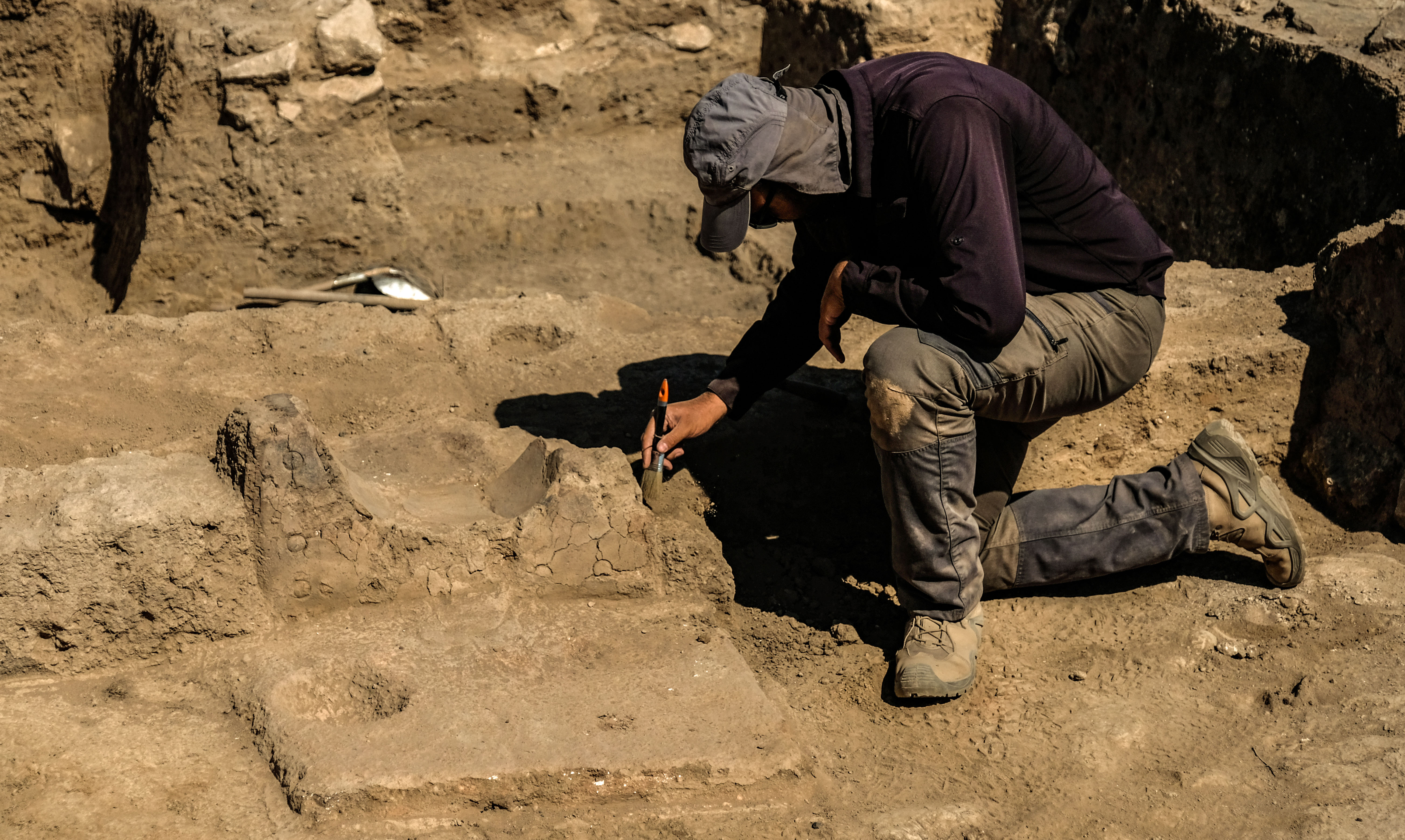 Karahöyük’te kartal başlı, insan figürlü mühür bulundu - Görsel 11