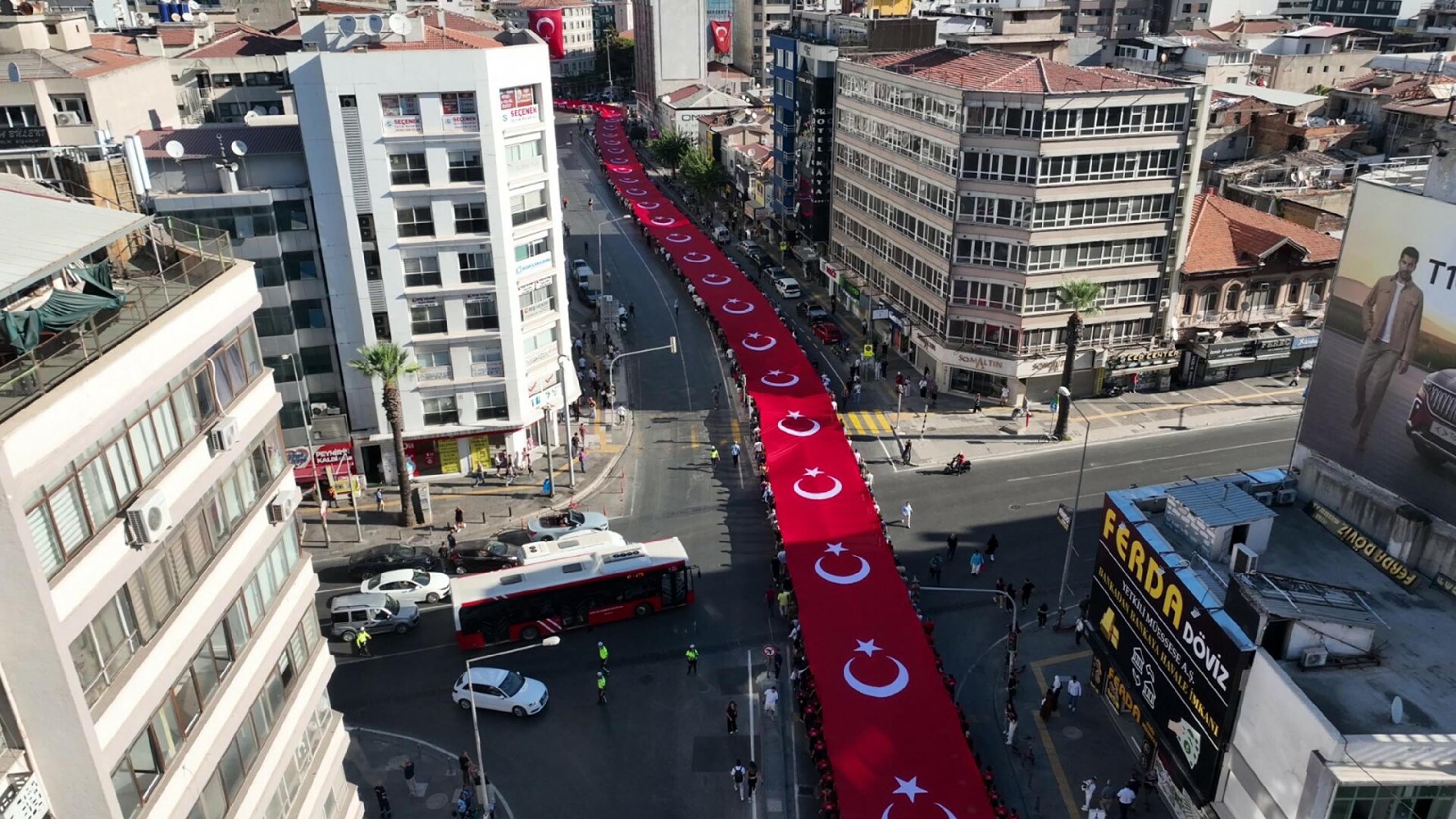 İzmir'de 350 metrelik Türk bayrağı ile 'Zafer Yürüyüşü' - Görsel 1