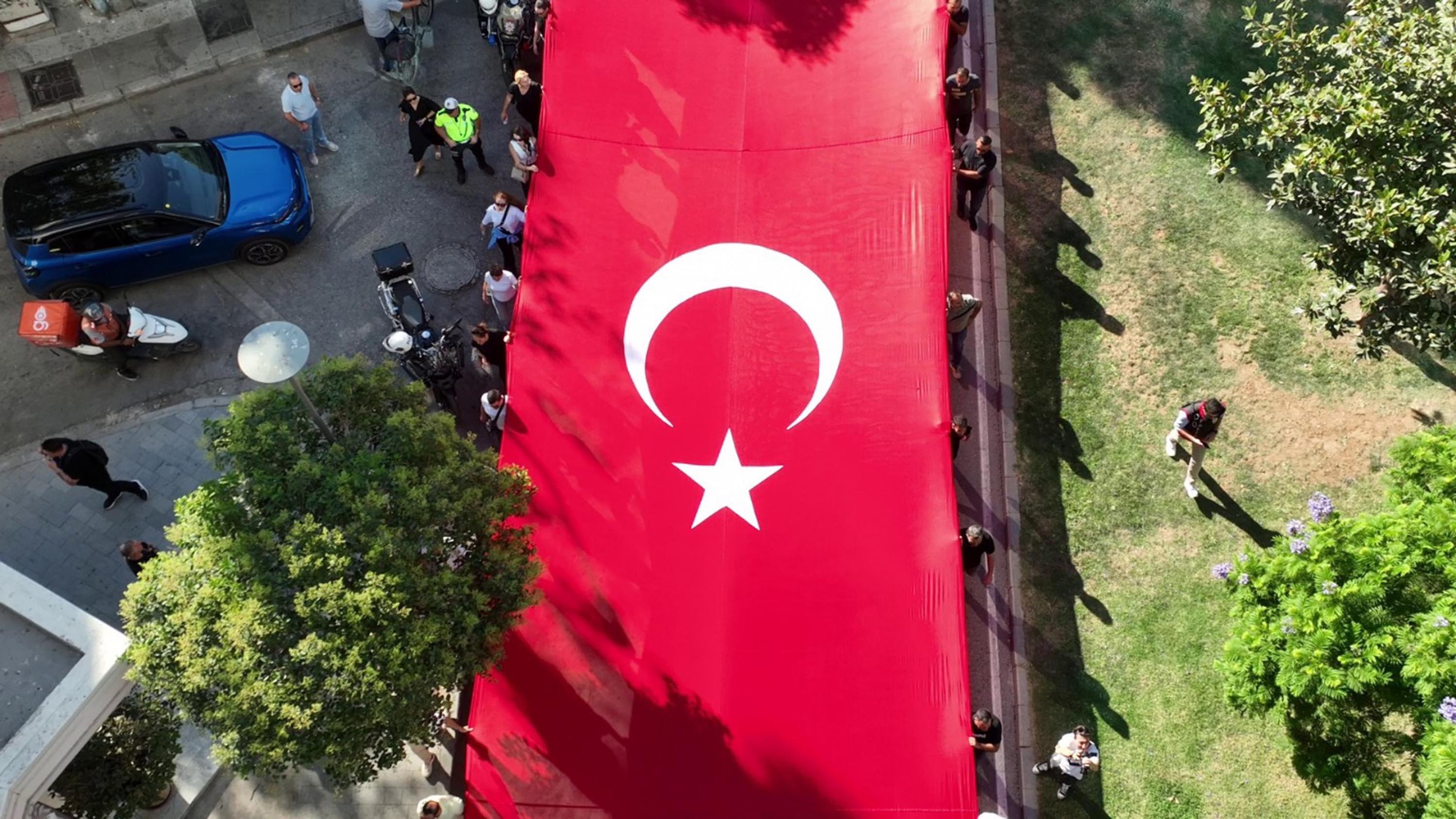 İzmir'de 350 metrelik Türk bayrağı ile 'Zafer Yürüyüşü' - Görsel 2